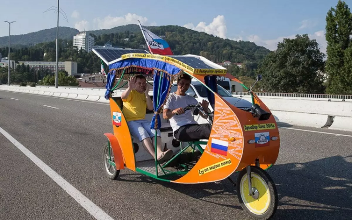 Veloriksha (17 grianghraf): rothair rickshaw rickshaw le leictreacha agus mótar, velaik leictreach le cuisneoir 8468_8