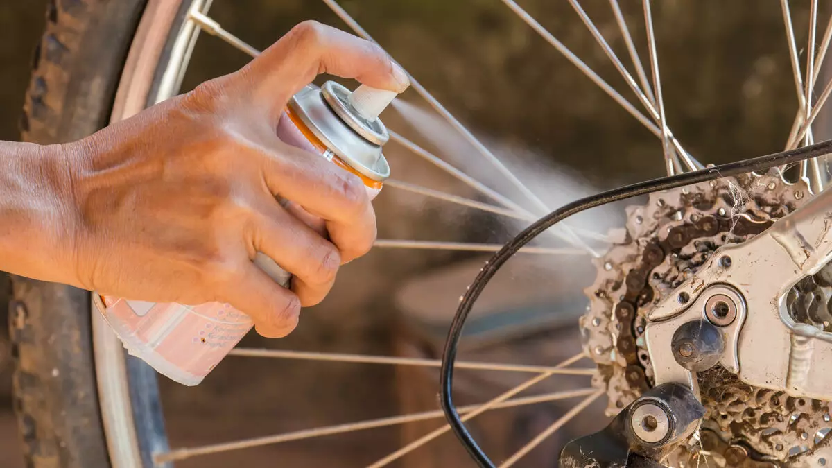 Cum să lubrifiați lanțul de biciclete? Selectați lubrifierea parafină, teflon și silicon. Ce fel de ulei este mai bun pentru lubrifierea lanțului acasă? 8482_9