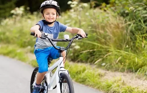 Sepeda anak-anak dari 3 tahun: peringkat model terbaik untuk anak laki-laki dan perempuan? Tinjau becak ringan dan sepeda roda dua untuk anak 8486_4