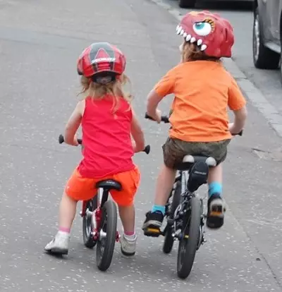 Bicicletas infantís de 3 anos: clasificación dos mellores modelos para un neno e nenas? Revisión de triciclos lixeiros e bicicletas de dúas rodas para un neno 8486_7