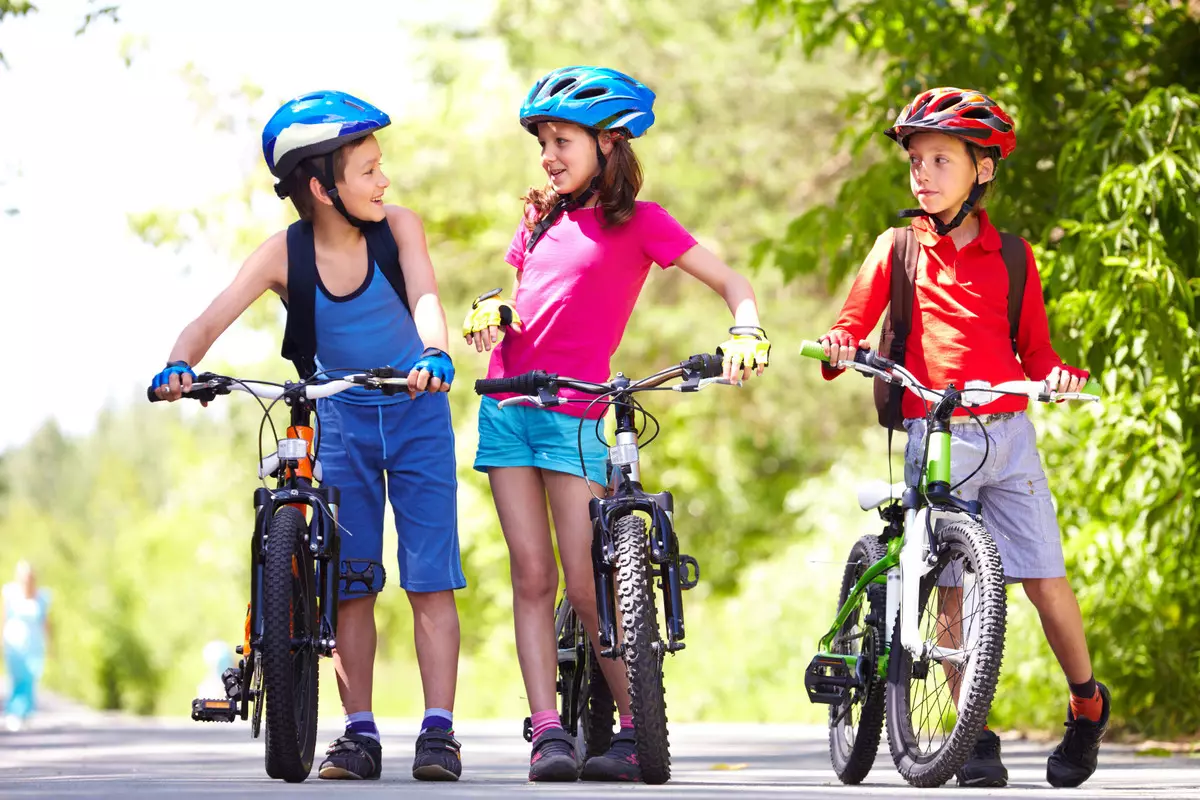 الدراجات الهوائية للأطفال من سن 3 سنوات: تقييم أفضل النماذج لصبي والفتيات؟ استعراض الدراجة ذات العجلات الثلاث الخفيفة والدراجات ذات العجلتين للطفل 8486_9