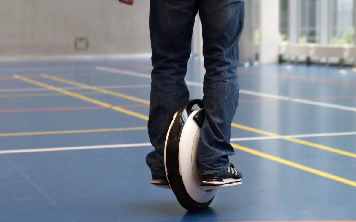 Monocolseo (60 grianghraf): Forbhreathnú ar Xiaomi Ninebot One A1 agus Kingsong Unicycles, deisiú unicycles lena lámha féin. Conas a roghnú? Athbhreithnithe Úinéireachta 8487_19