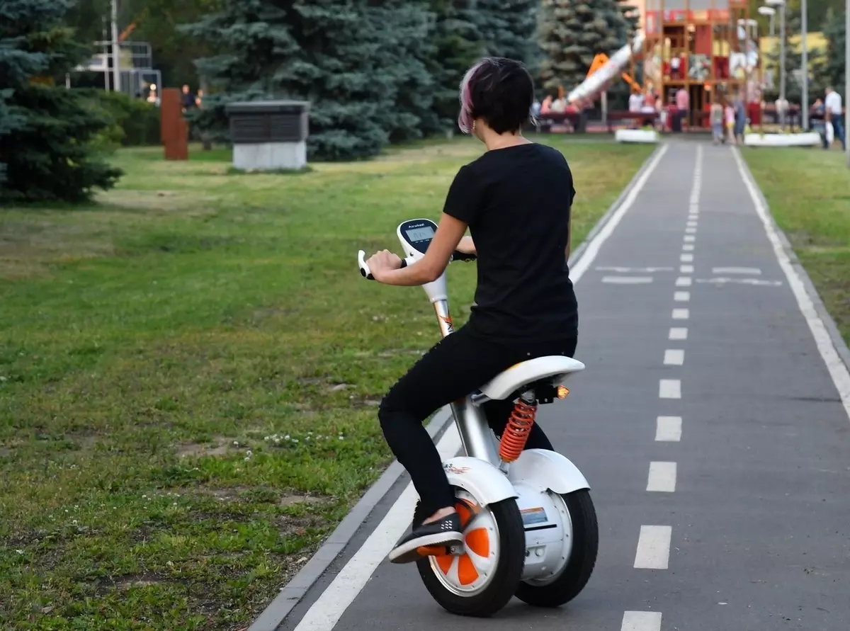 Monocoleso (60 photos): Overview of Xiaomi Ninebot One A1 and Kingsong unicycles, repair of unicycles with their own hands. How to choose? Ownership reviews 8487_23