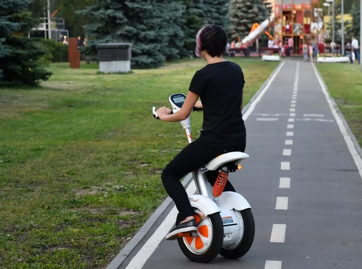 Monocoleso (60 fotogrāfijas): pārskats par Xiaomi NineBot vienu A1 un Kingsong Unicycles, remonts unicycles ar savām rokām. Kā izvēlēties? Īpašumtiesību atsauksmes 8487_23