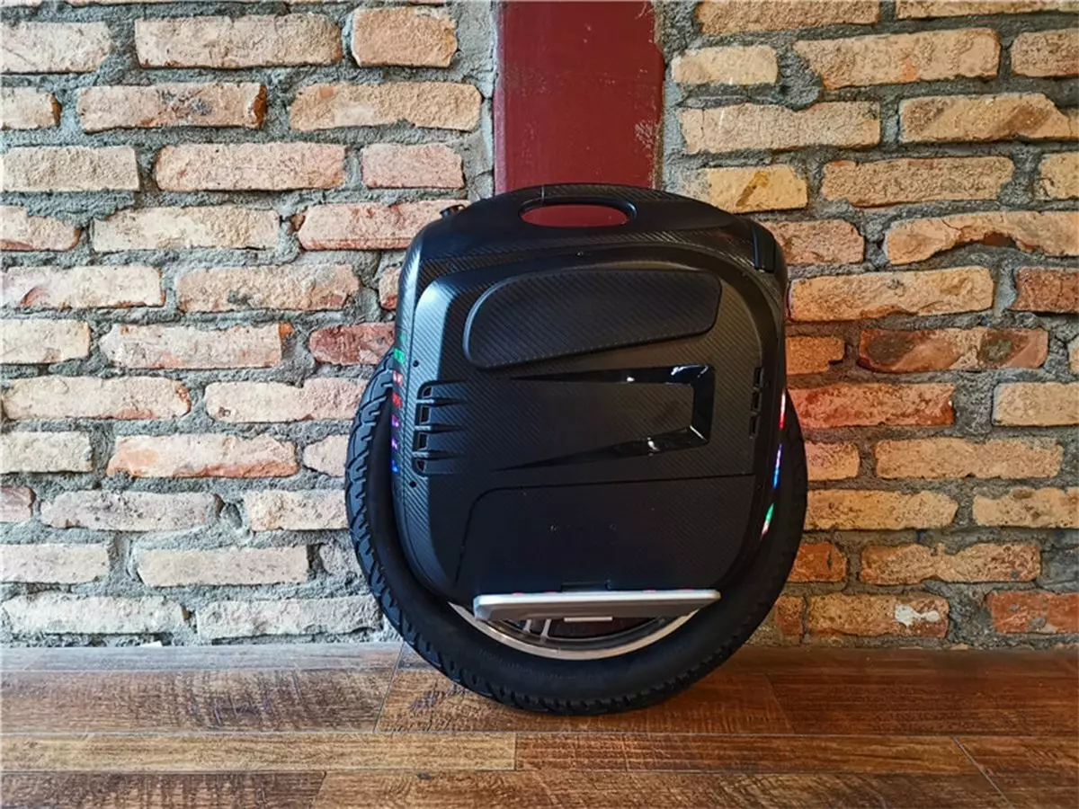 Monocoleso (60 foto): Ikhtisar Xiaomi NineBot One A1 dan Kingsong Unicycles, perbaikan unicycles dengan tangan mereka sendiri. Bagaimana cara memilih? Kepemilikan Ulasan 8487_34