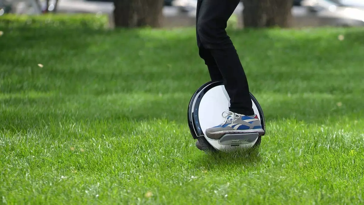 Monocoleso (60 fotiek): Prehľad Xiaomi Ninebot One A1 a Kingsong Unicycles, opravy Unicycles s vlastnými rukami. Ako si vybrať? Recenzie vlastníctva 8487_4