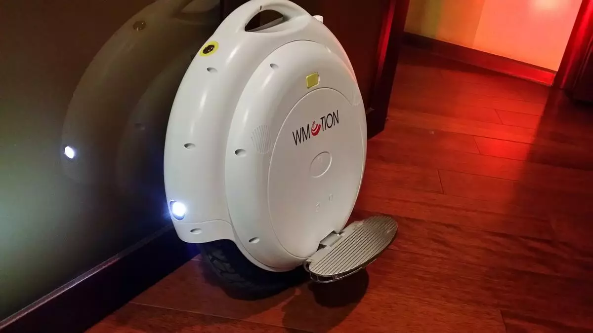 Monocoleso (60 foto): Ikhtisar Xiaomi NineBot One A1 dan Kingsong Unicycles, perbaikan unicycles dengan tangan mereka sendiri. Bagaimana cara memilih? Kepemilikan Ulasan 8487_43