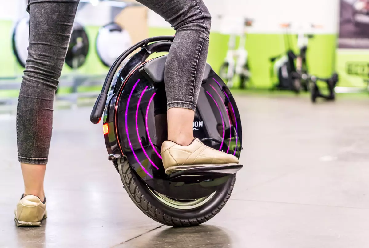 Monocolseo (60 grianghraf): Forbhreathnú ar Xiaomi Ninebot One A1 agus Kingsong Unicycles, deisiú unicycles lena lámha féin. Conas a roghnú? Athbhreithnithe Úinéireachta 8487_50