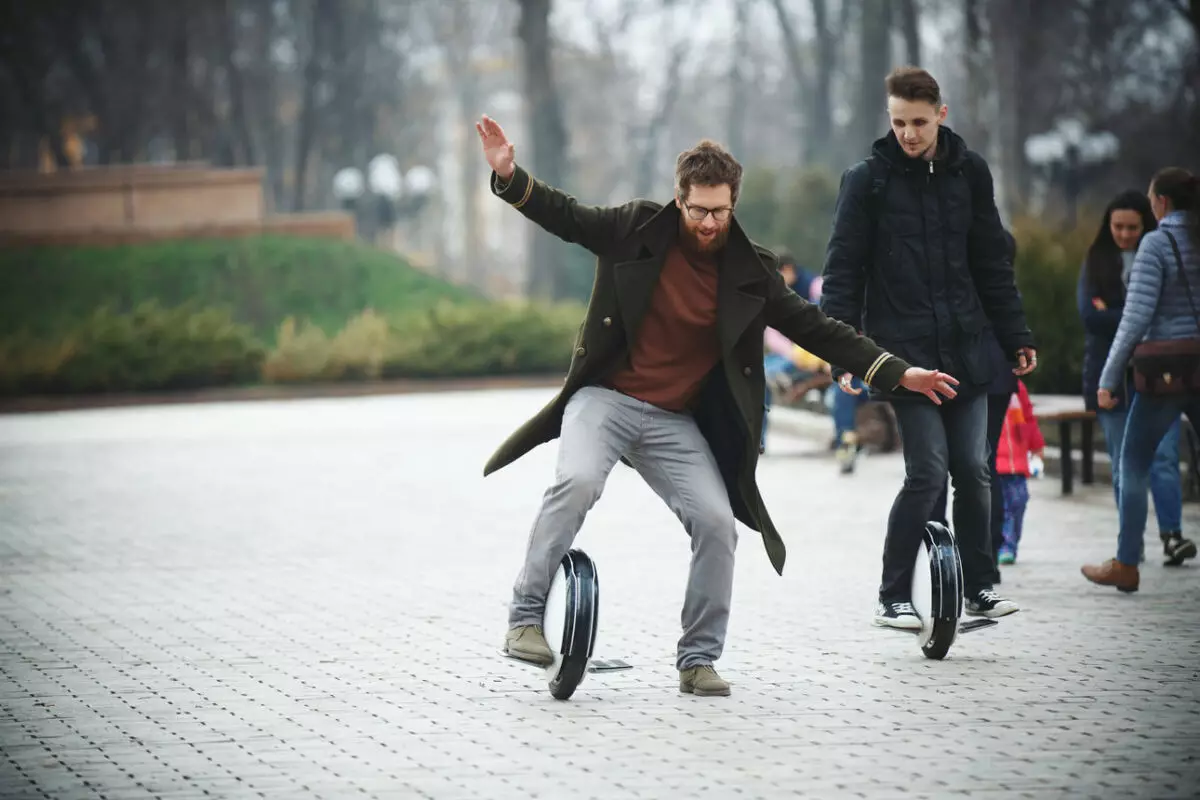 Monocolseo (60 grianghraf): Forbhreathnú ar Xiaomi Ninebot One A1 agus Kingsong Unicycles, deisiú unicycles lena lámha féin. Conas a roghnú? Athbhreithnithe Úinéireachta 8487_51