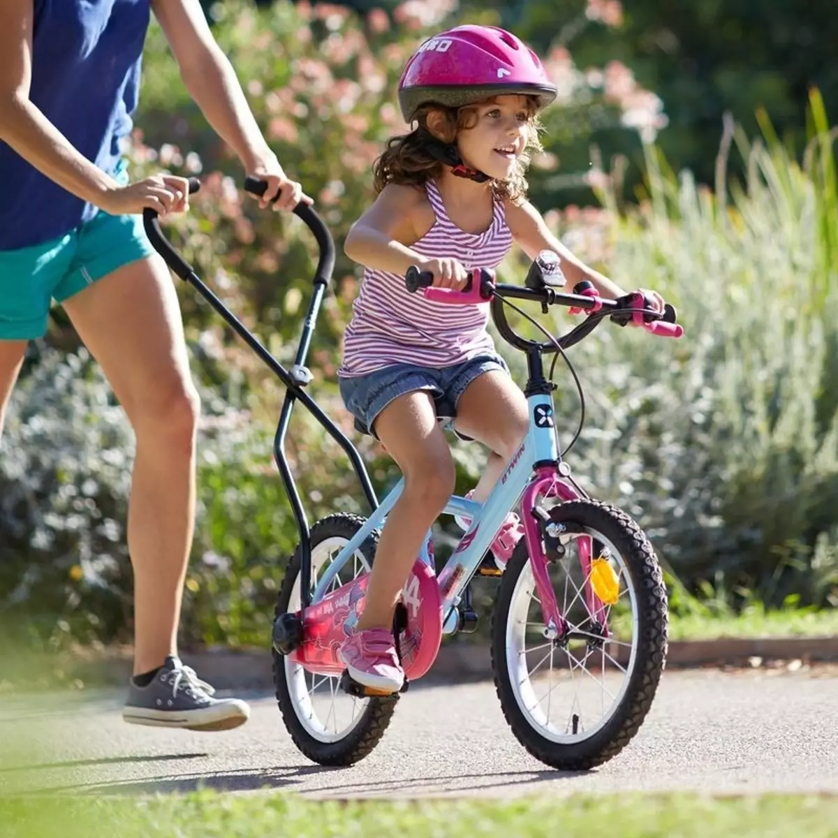 Как научить ребенка ездить на двухколесном велосипеде. Дети с велосипедом. Дети катаются на велосипеде. Детский велосипед с ребенком. Велосипед с палкой для детей.