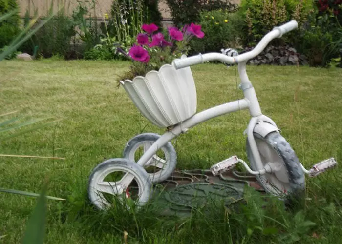 Staro kolo v vrtu Design (50 fotografij): kolesa Clonged in Cachet Bike s cvetjem v krajinskem oblikovanju na koči 8522_10