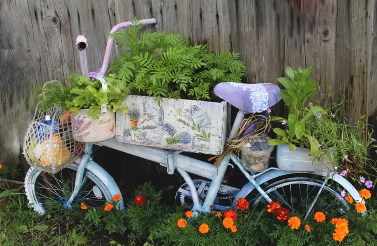 Staro kolo v vrtu Design (50 fotografij): kolesa Clonged in Cachet Bike s cvetjem v krajinskem oblikovanju na koči 8522_11
