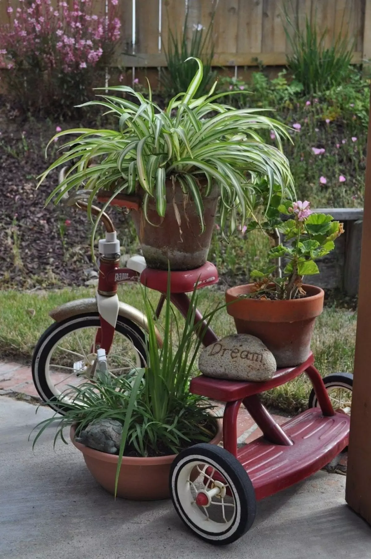 Ou fiets in tuinontwerp (50 foto's): fiets blombedding en cachet fiets met blomme in landskap-ontwerp by die huis 8522_12