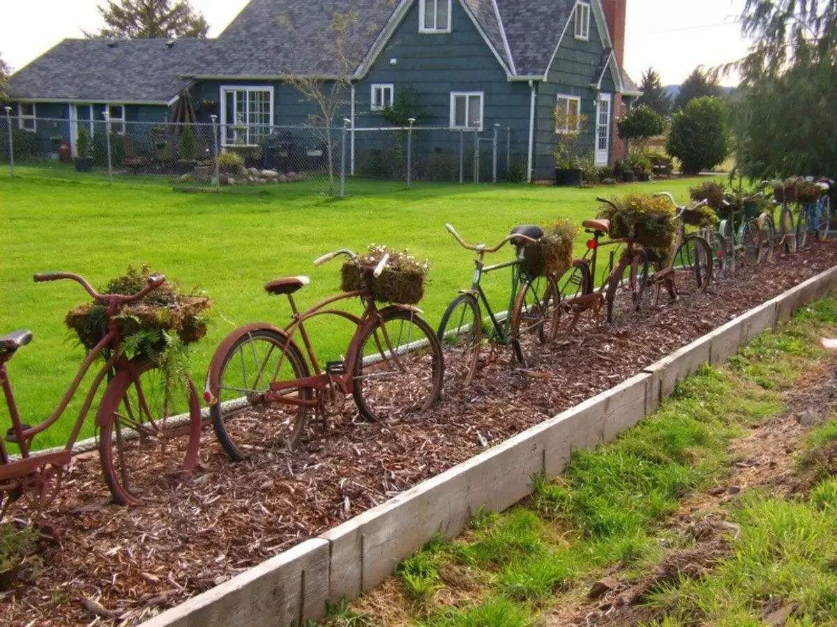 Régi kerékpár a kerti tervezésben (50 fotó): Kerékpár virágágyás és cachet kerékpár virágokkal a tájképben a házban 8522_17