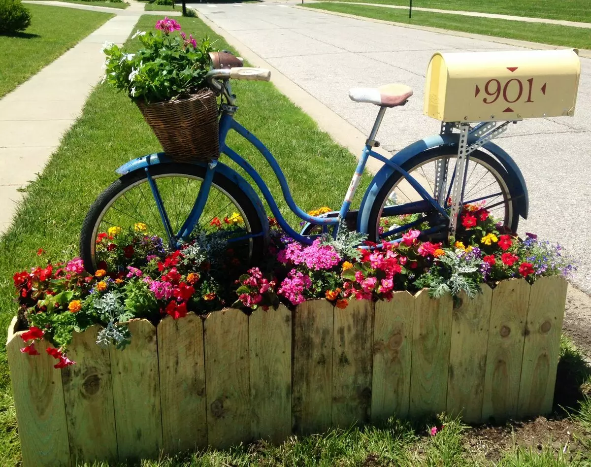 Régi kerékpár a kerti tervezésben (50 fotó): Kerékpár virágágyás és cachet kerékpár virágokkal a tájképben a házban 8522_22