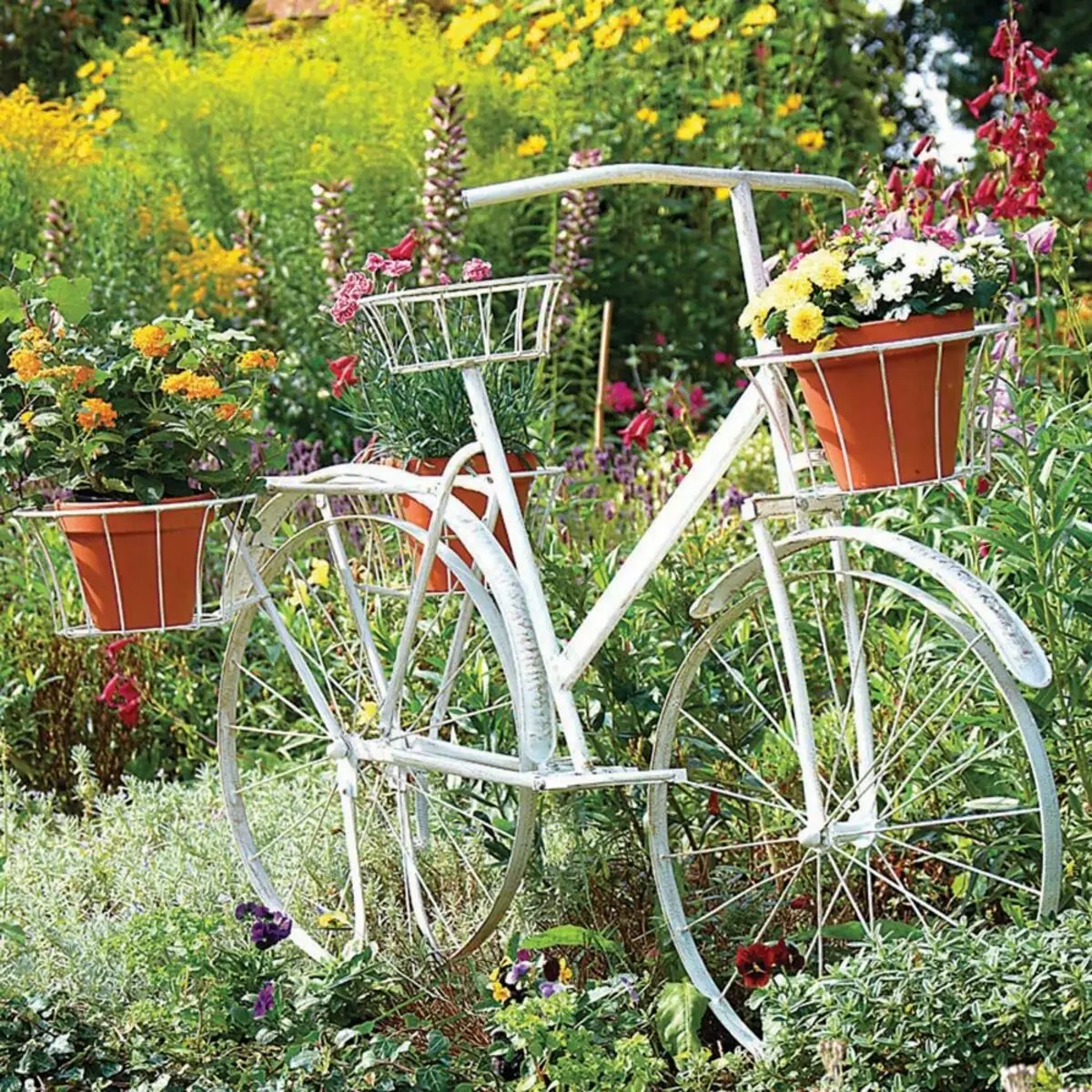 Staro kolo v vrtu Design (50 fotografij): kolesa Clonged in Cachet Bike s cvetjem v krajinskem oblikovanju na koči 8522_3
