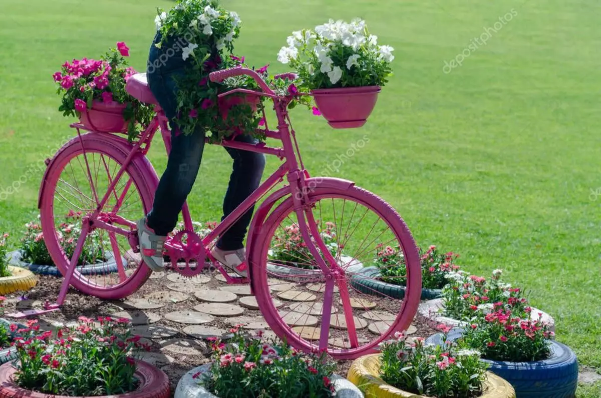 Staro kolo v vrtu Design (50 fotografij): kolesa Clonged in Cachet Bike s cvetjem v krajinskem oblikovanju na koči 8522_30