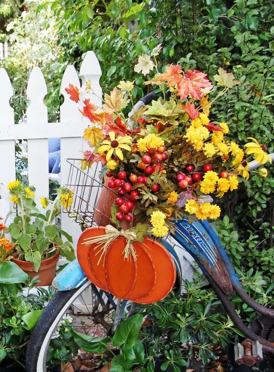 Régi kerékpár a kerti tervezésben (50 fotó): Kerékpár virágágyás és cachet kerékpár virágokkal a tájképben a házban 8522_31