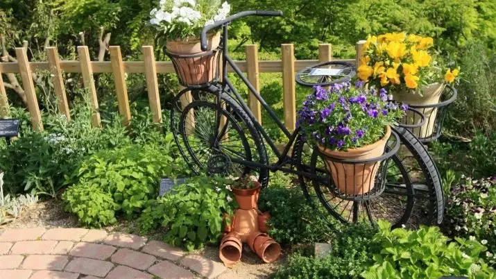 Régi kerékpár a kerti tervezésben (50 fotó): Kerékpár virágágyás és cachet kerékpár virágokkal a tájképben a házban 8522_40
