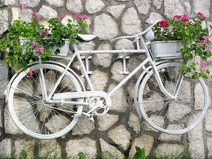 Staro kolo v vrtu Design (50 fotografij): kolesa Clonged in Cachet Bike s cvetjem v krajinskem oblikovanju na koči 8522_41