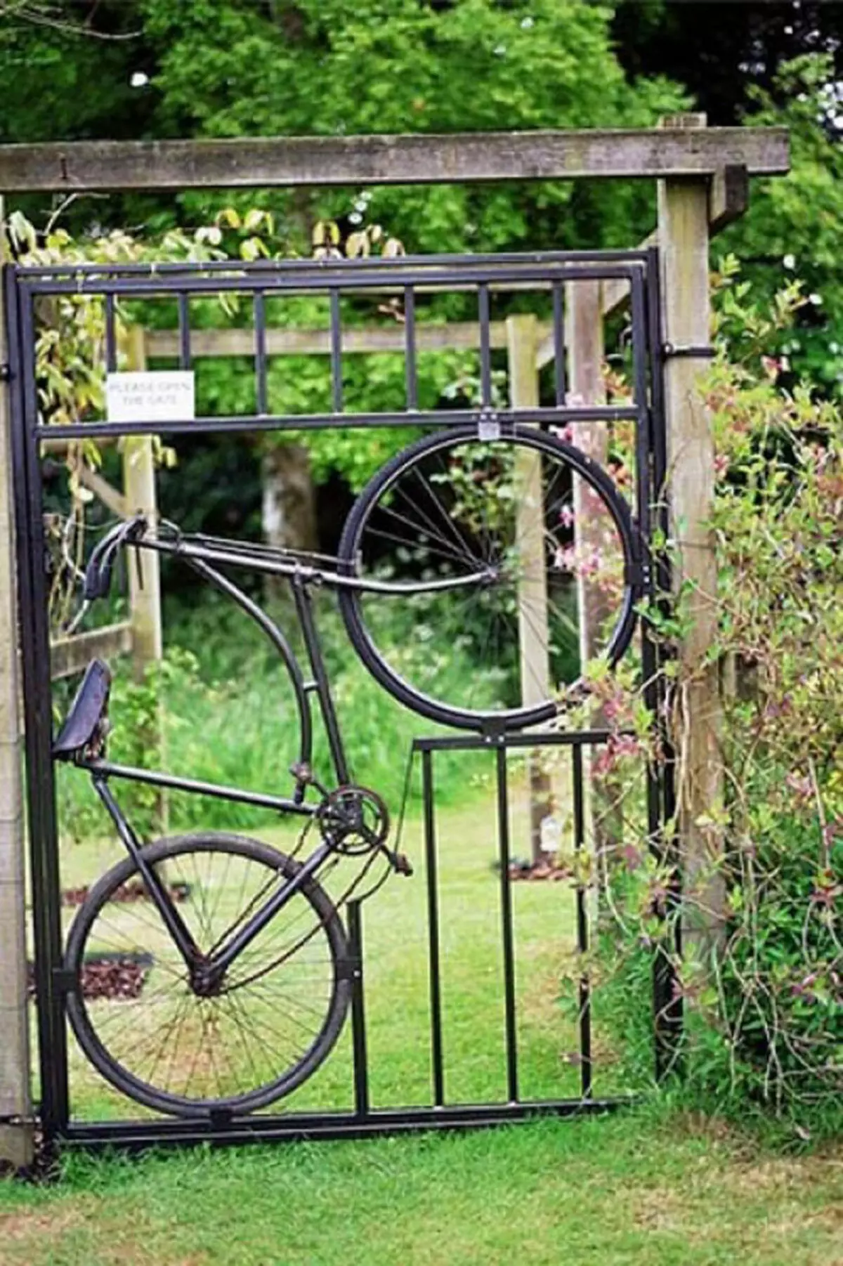 Régi kerékpár a kerti tervezésben (50 fotó): Kerékpár virágágyás és cachet kerékpár virágokkal a tájképben a házban 8522_47