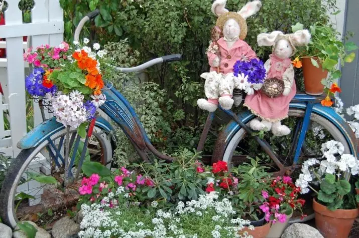 Staro kolo v vrtu Design (50 fotografij): kolesa Clonged in Cachet Bike s cvetjem v krajinskem oblikovanju na koči 8522_49