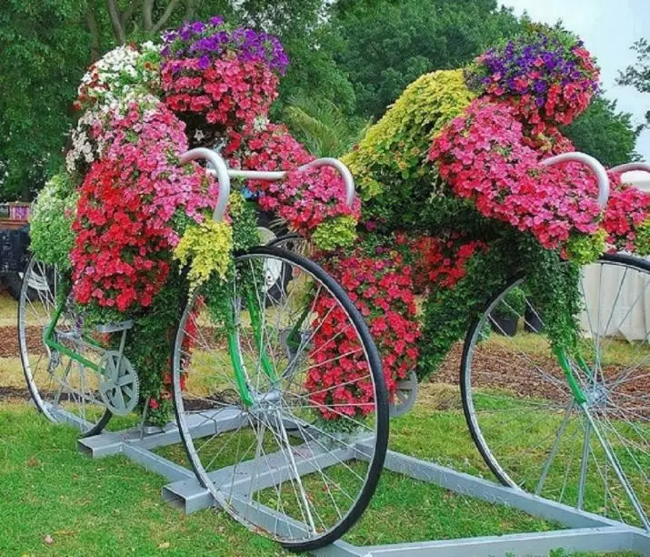 Régi kerékpár a kerti tervezésben (50 fotó): Kerékpár virágágyás és cachet kerékpár virágokkal a tájképben a házban 8522_50