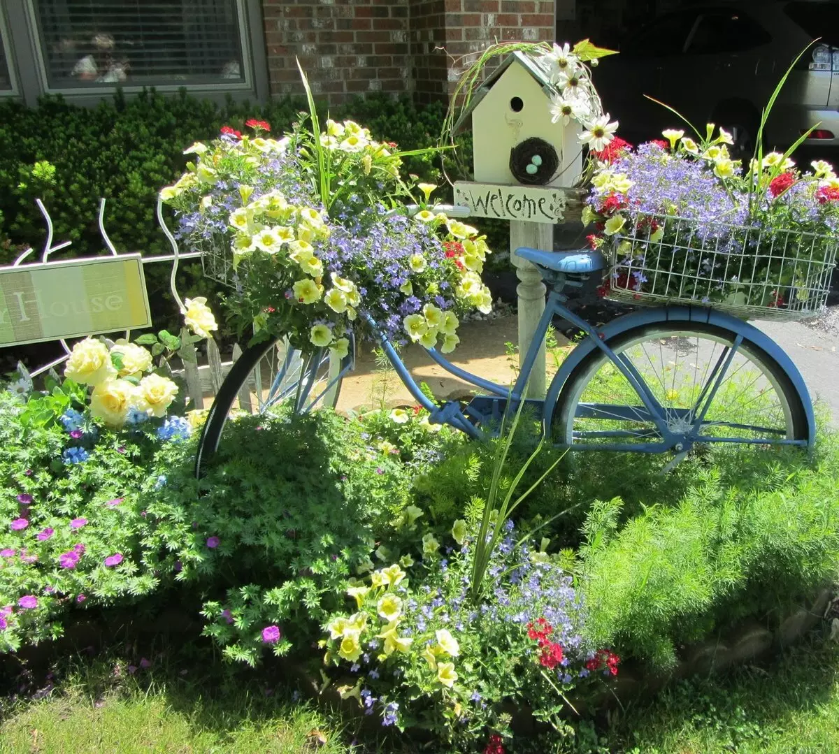 Régi kerékpár a kerti tervezésben (50 fotó): Kerékpár virágágyás és cachet kerékpár virágokkal a tájképben a házban 8522_7