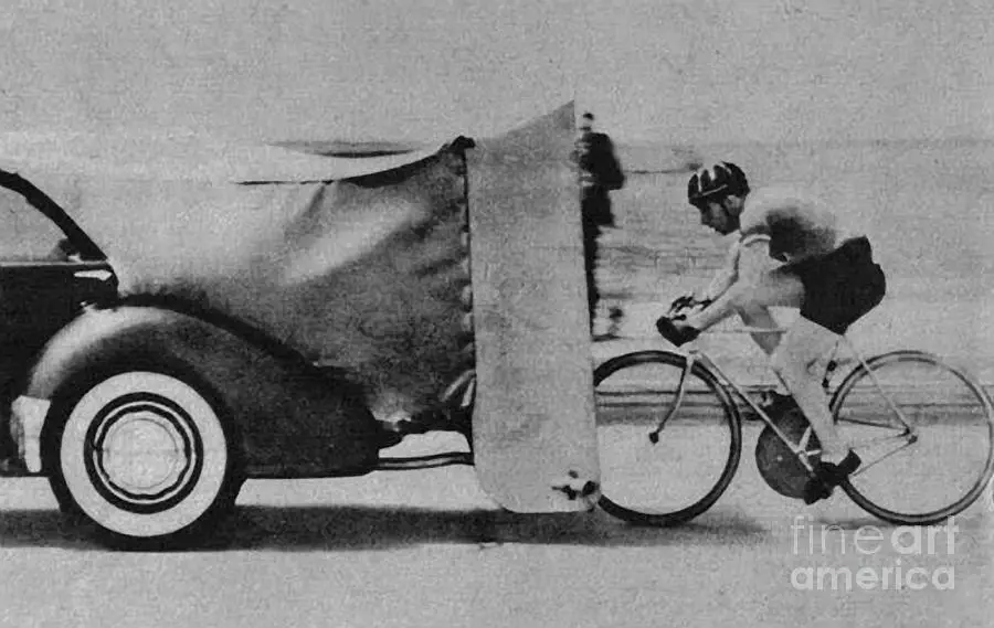 ความเร็วสูงสุดของจักรยาน: ความเร็วที่ยิ่งใหญ่ที่สุดของนักปั่นจักรยาน ความเร็วเท่าใดที่สามารถพัฒนาบนทางหลวงและปั่นจักรยานเสือภูเขา? มีกี่ km / h สามารถรับมือกับถนนตรงได้กี่กิโลเมตร? 8528_10
