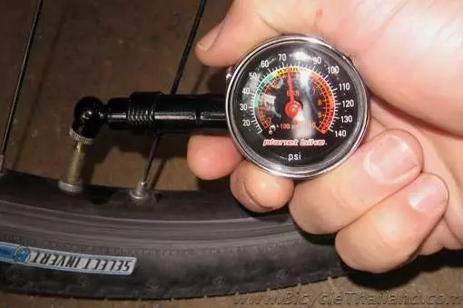 לחץ צמיג אופניים: מה צריך להיות הלחץ באופניים גלגלים? שולחן של תקני לחץ בחדר ההר, כביש מהיר ואופניים אחרים 8533_11