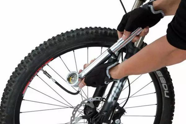 Dviračių padangų slėgis: koks turėtų būti dviračių ratų spaudimas? Slėgio standartų lentelė kalno, greitkelio ir kitų dviračių kameroje 8533_15