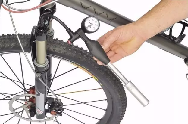 Tekanan ban sepeda: Apa yang harus menjadi tekanan pada roda sepeda? Tabel Standar Tekanan di Kamar Gunung, Jalan Raya dan Sepeda Lainnya 8533_3