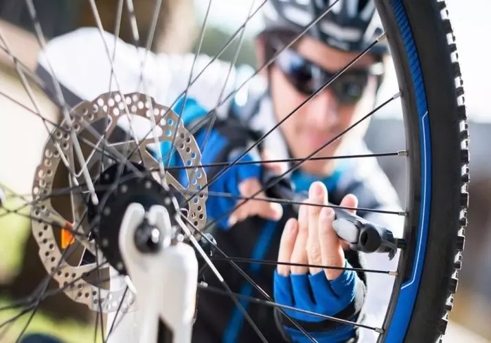 Pression des pneus à vélos: Quelle devrait être la pression dans les roues de vélo? Tableau des normes de pression dans la chambre de montagne, autoroute et autres vélos 8533_4