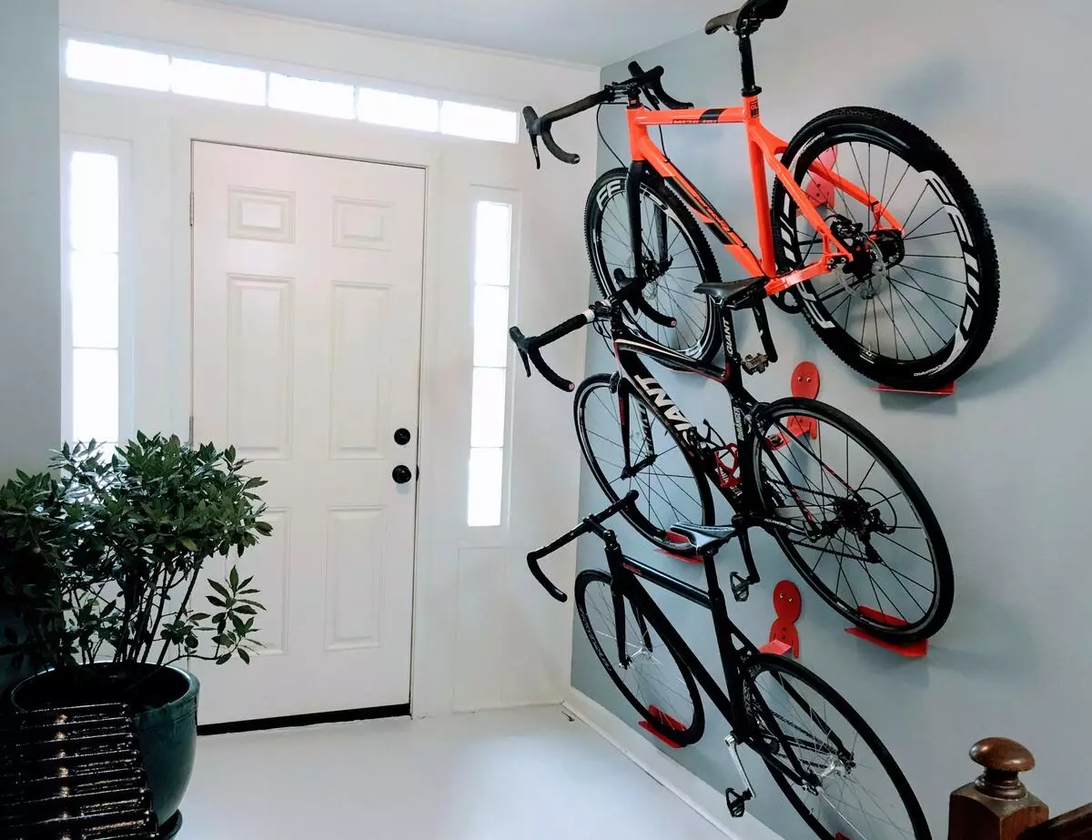 Bagaimana untuk menyimpan basikal di apartmen? Idea untuk menyimpan rumah basikal di dinding dan di siling, jika tidak ada tempat sama sekali? Kaedah dan sistem penyimpanan di apartmen 8545_14