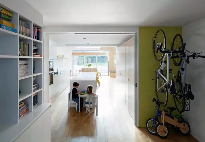 Bagaimana untuk menyimpan basikal di apartmen? Idea untuk menyimpan rumah basikal di dinding dan di siling, jika tidak ada tempat sama sekali? Kaedah dan sistem penyimpanan di apartmen 8545_15
