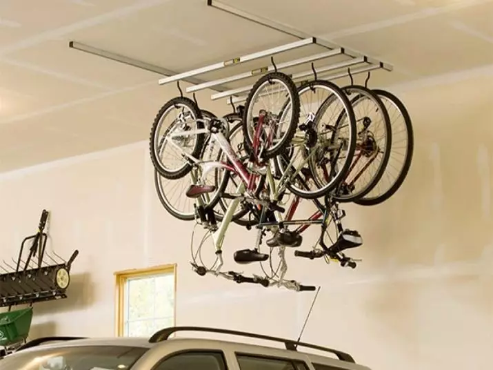 Bagaimana untuk menyimpan basikal di apartmen? Idea untuk menyimpan rumah basikal di dinding dan di siling, jika tidak ada tempat sama sekali? Kaedah dan sistem penyimpanan di apartmen 8545_16