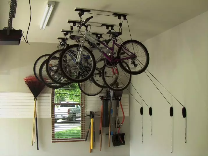 Bagaimana untuk menyimpan basikal di apartmen? Idea untuk menyimpan rumah basikal di dinding dan di siling, jika tidak ada tempat sama sekali? Kaedah dan sistem penyimpanan di apartmen 8545_17