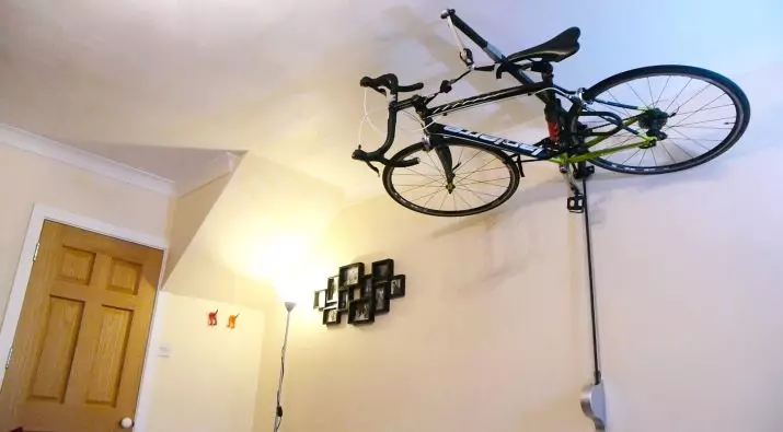 Bagaimana untuk menyimpan basikal di apartmen? Idea untuk menyimpan rumah basikal di dinding dan di siling, jika tidak ada tempat sama sekali? Kaedah dan sistem penyimpanan di apartmen 8545_18