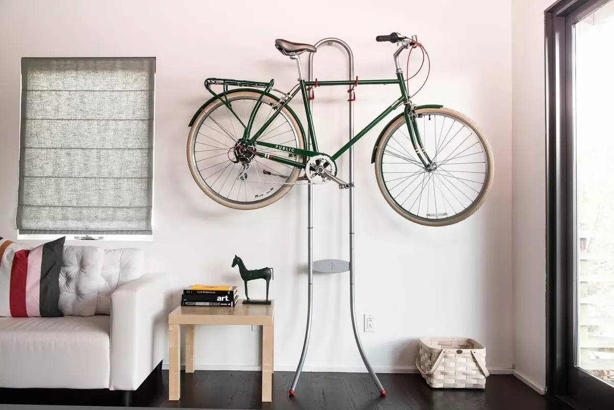 Bagaimana untuk menyimpan basikal di apartmen? Idea untuk menyimpan rumah basikal di dinding dan di siling, jika tidak ada tempat sama sekali? Kaedah dan sistem penyimpanan di apartmen 8545_2