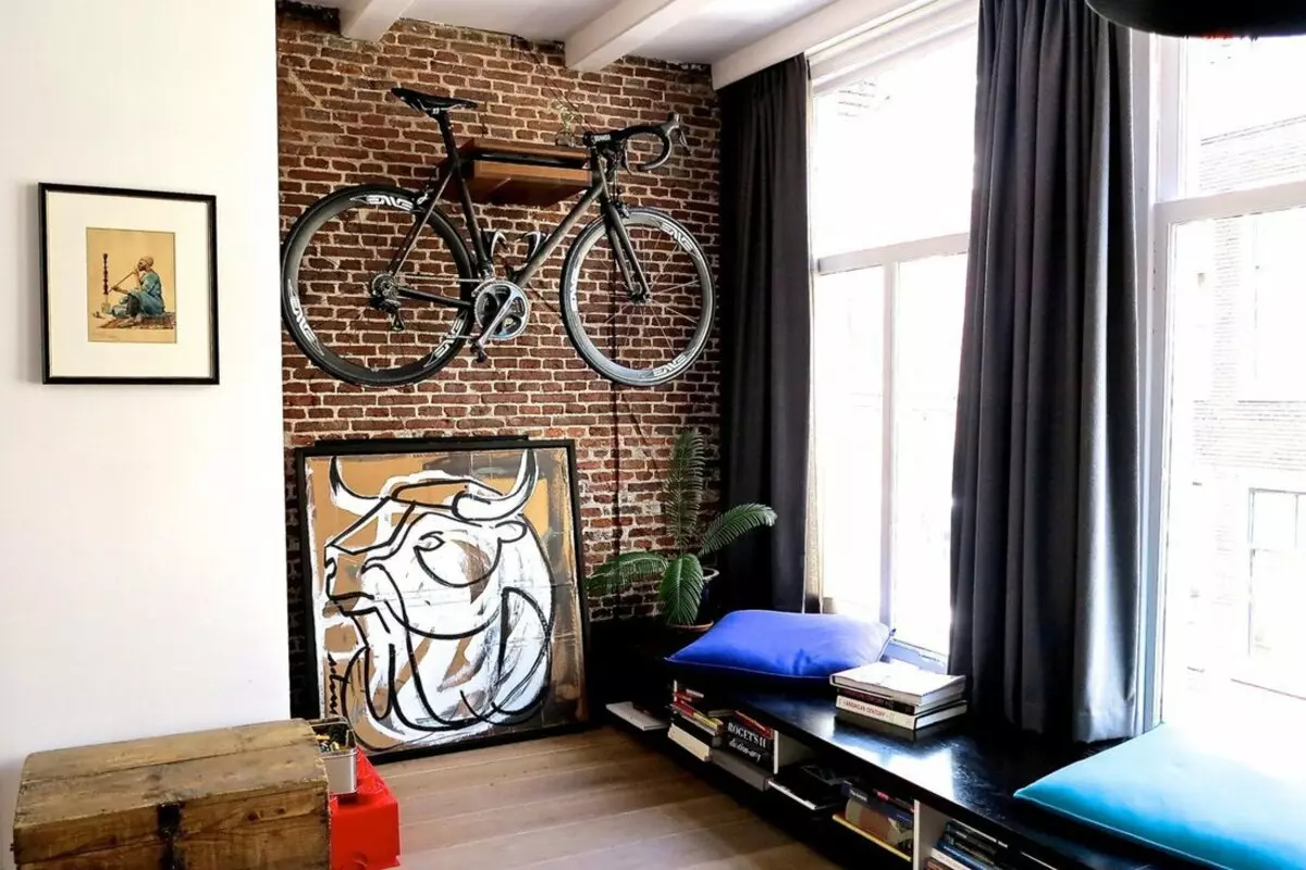 Bagaimana untuk menyimpan basikal di apartmen? Idea untuk menyimpan rumah basikal di dinding dan di siling, jika tidak ada tempat sama sekali? Kaedah dan sistem penyimpanan di apartmen 8545_21