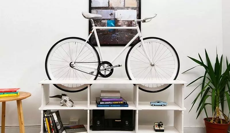 Bagaimana untuk menyimpan basikal di apartmen? Idea untuk menyimpan rumah basikal di dinding dan di siling, jika tidak ada tempat sama sekali? Kaedah dan sistem penyimpanan di apartmen 8545_22