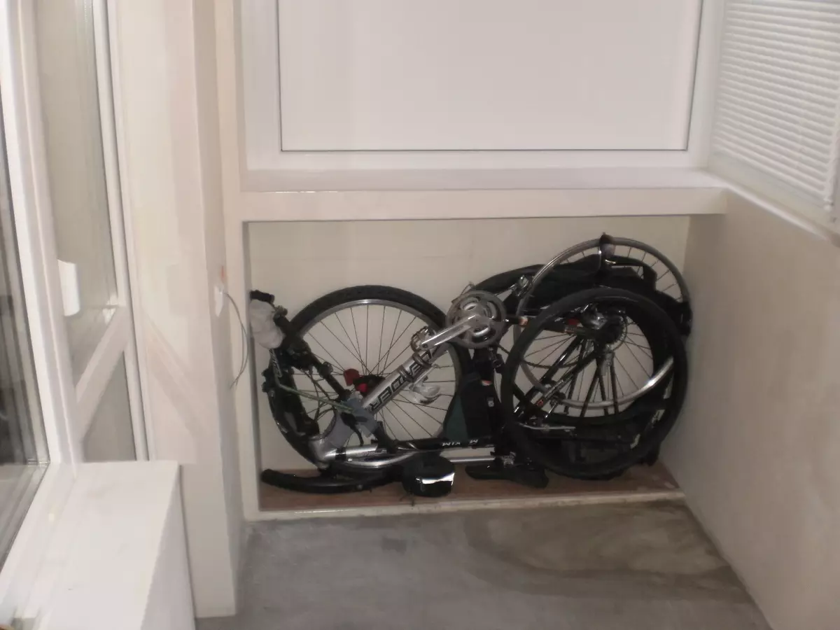 Bagaimana untuk menyimpan basikal di apartmen? Idea untuk menyimpan rumah basikal di dinding dan di siling, jika tidak ada tempat sama sekali? Kaedah dan sistem penyimpanan di apartmen 8545_23