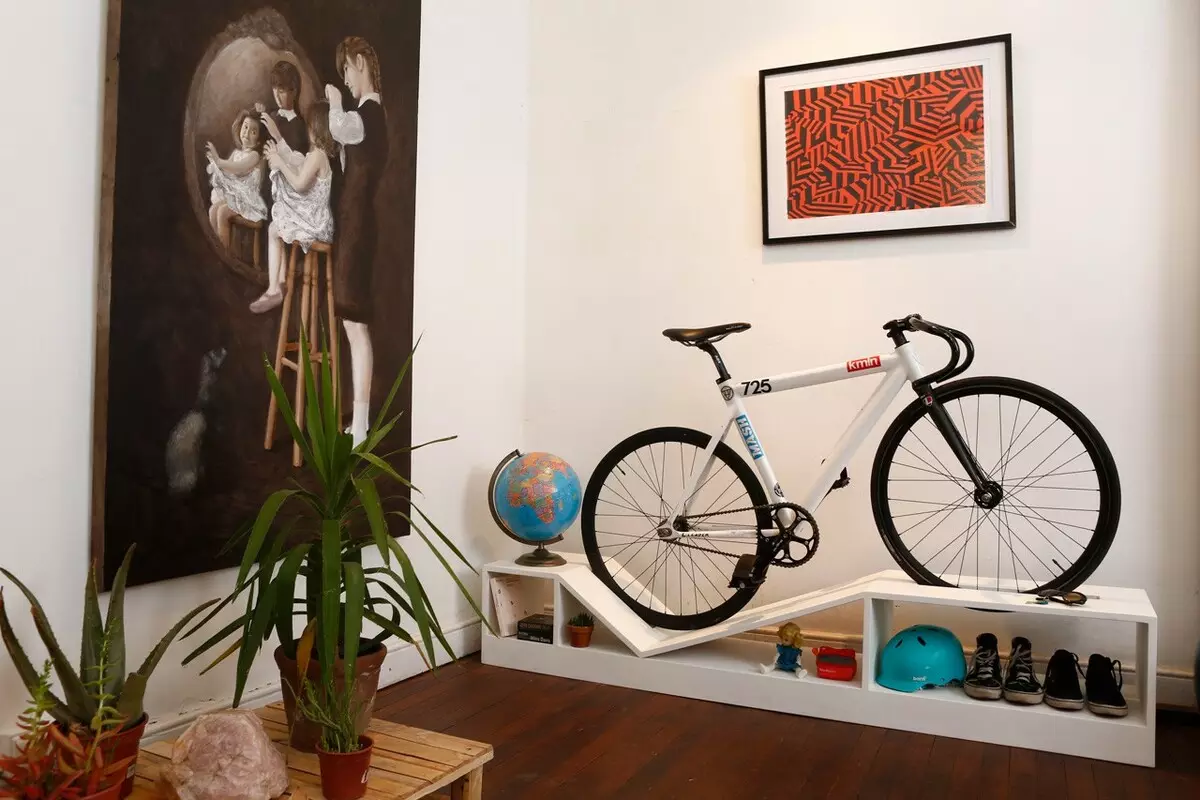 Bagaimana untuk menyimpan basikal di apartmen? Idea untuk menyimpan rumah basikal di dinding dan di siling, jika tidak ada tempat sama sekali? Kaedah dan sistem penyimpanan di apartmen 8545_3