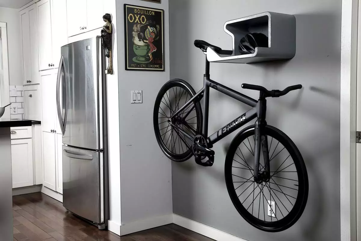 Bagaimana untuk menyimpan basikal di apartmen? Idea untuk menyimpan rumah basikal di dinding dan di siling, jika tidak ada tempat sama sekali? Kaedah dan sistem penyimpanan di apartmen 8545_5