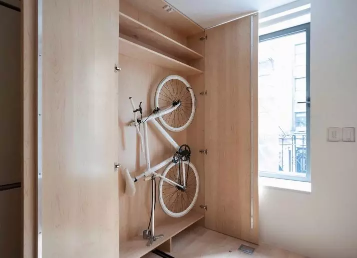 Bagaimana untuk menyimpan basikal di apartmen? Idea untuk menyimpan rumah basikal di dinding dan di siling, jika tidak ada tempat sama sekali? Kaedah dan sistem penyimpanan di apartmen 8545_8
