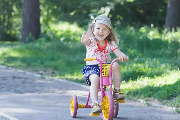 Hoe een kind te leren om een ​​fiets te fietsen? Hoe rijd te geven op een tweewielige fiets? Hoe een kind te leren om pedalen te draaien en het balans te houden op 3 jaar? 8549_12