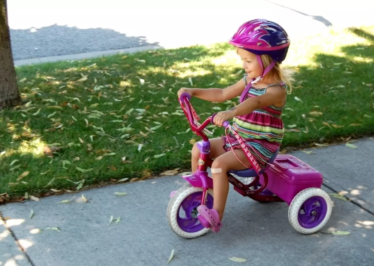 Hoe een kind te leren om een ​​fiets te fietsen? Hoe rijd te geven op een tweewielige fiets? Hoe een kind te leren om pedalen te draaien en het balans te houden op 3 jaar? 8549_13