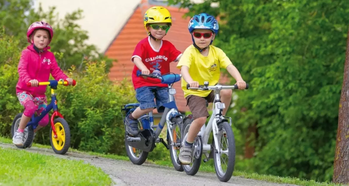 Hoe een kind te leren om een ​​fiets te fietsen? Hoe rijd te geven op een tweewielige fiets? Hoe een kind te leren om pedalen te draaien en het balans te houden op 3 jaar? 8549_15