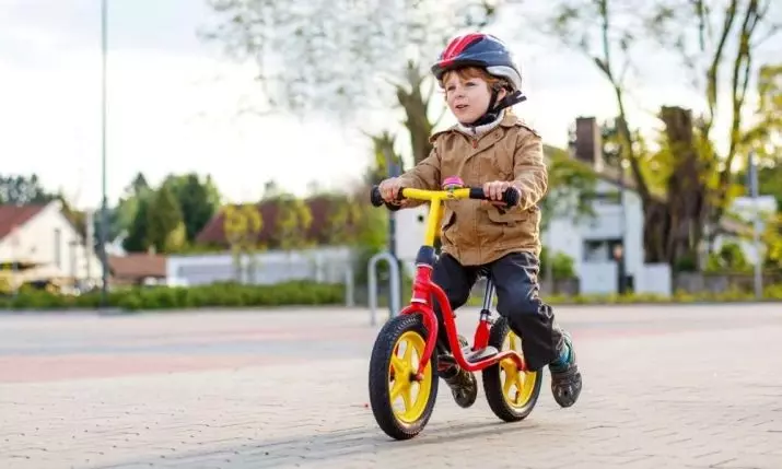 Hoe een kind te leren om een ​​fiets te fietsen? Hoe rijd te geven op een tweewielige fiets? Hoe een kind te leren om pedalen te draaien en het balans te houden op 3 jaar? 8549_16