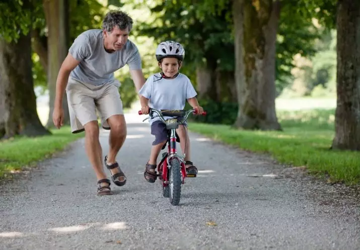Hoe een kind te leren om een ​​fiets te fietsen? Hoe rijd te geven op een tweewielige fiets? Hoe een kind te leren om pedalen te draaien en het balans te houden op 3 jaar? 8549_17